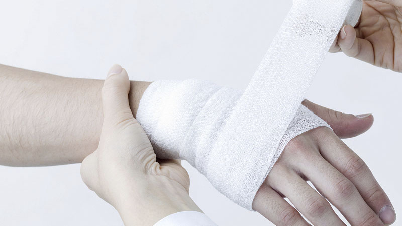 Utilisation correcte du bandage de gaze médicale